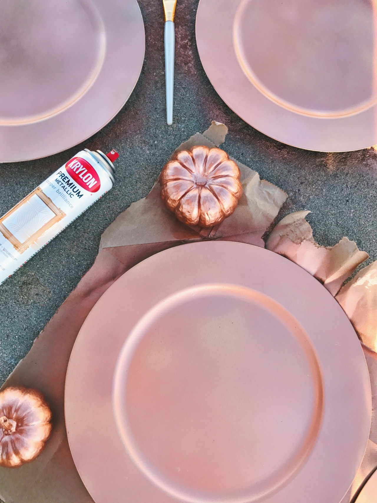tone-it-up-thanksgiving-table-decor-rose-gold-plates